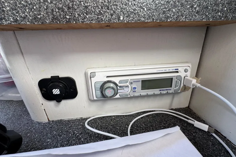 Slide: The Image of 1986 Luhrs Tournament 290 boat interior with stereo system and USB port. - 30