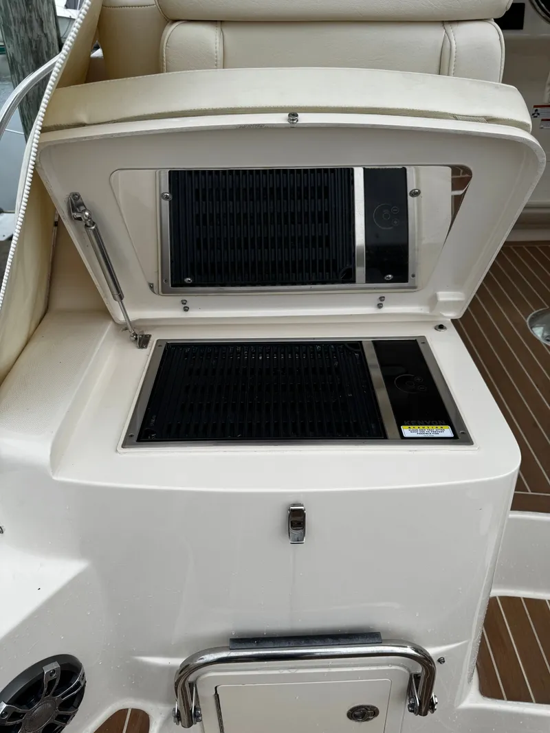 Slide: The Image of Grady-White Express 370 2021 - 18