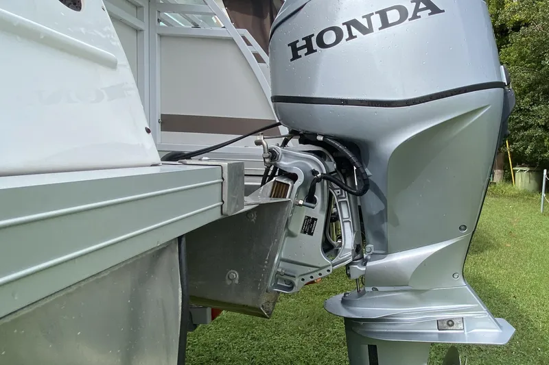 Slide: The Image of 2010 JC NEPTOON 19 boat with Honda outboard motor, side view. - 5