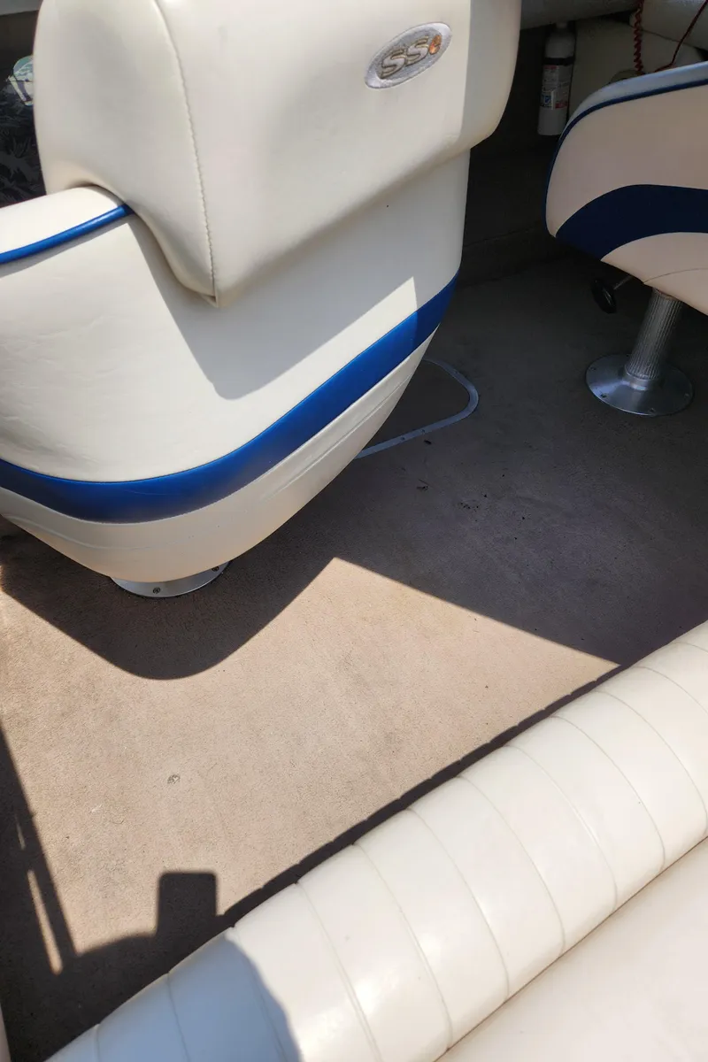 Slide: The Image of Interior seating of a 2000 Chaparral 200SSI boat with white and blue upholstery. - 4