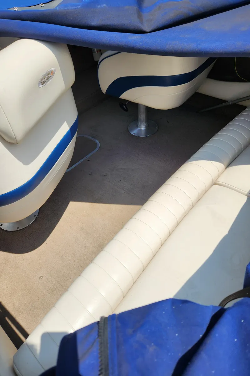 Slide: The Image of Interior of a 2000 Chaparral 200SSI boat with white and blue seating. - 8