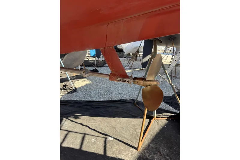 Slide: The Image of Propeller of 2005 Sabre 386 sailboat on dry dock. - 40