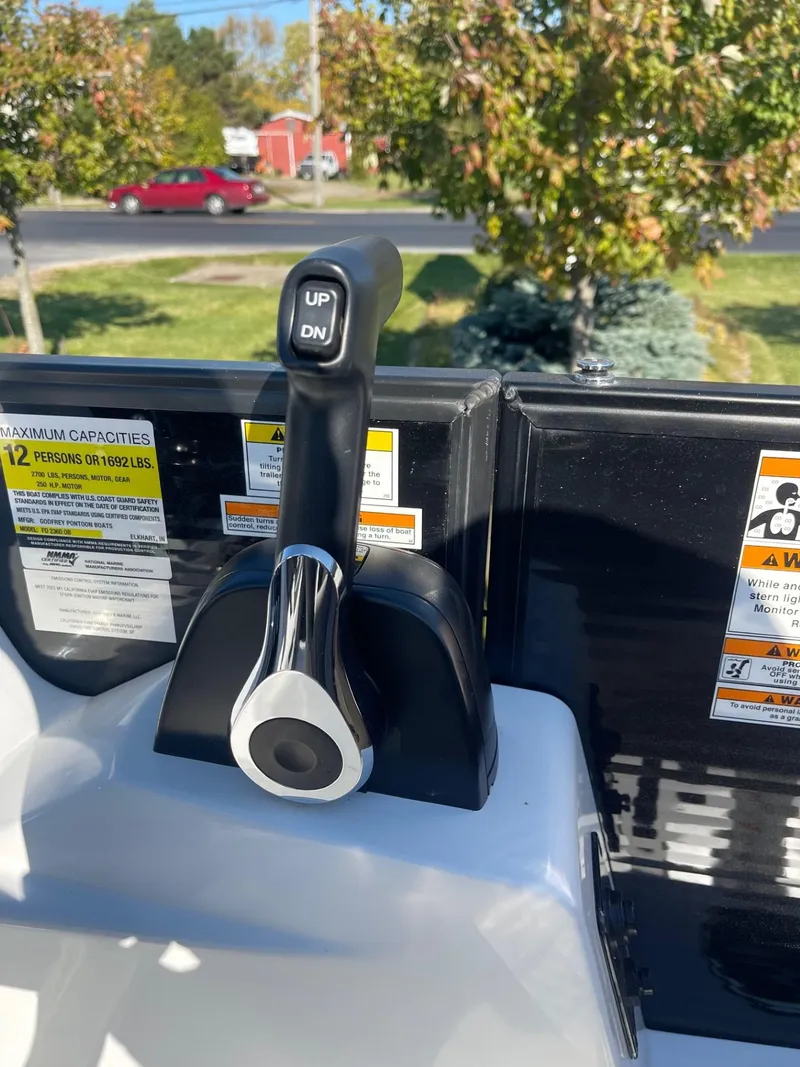 Slide: The Image of Throttle control of 2023 Hurricane FunDeck 2360 SBC boat, surrounded by safety labels. - 29