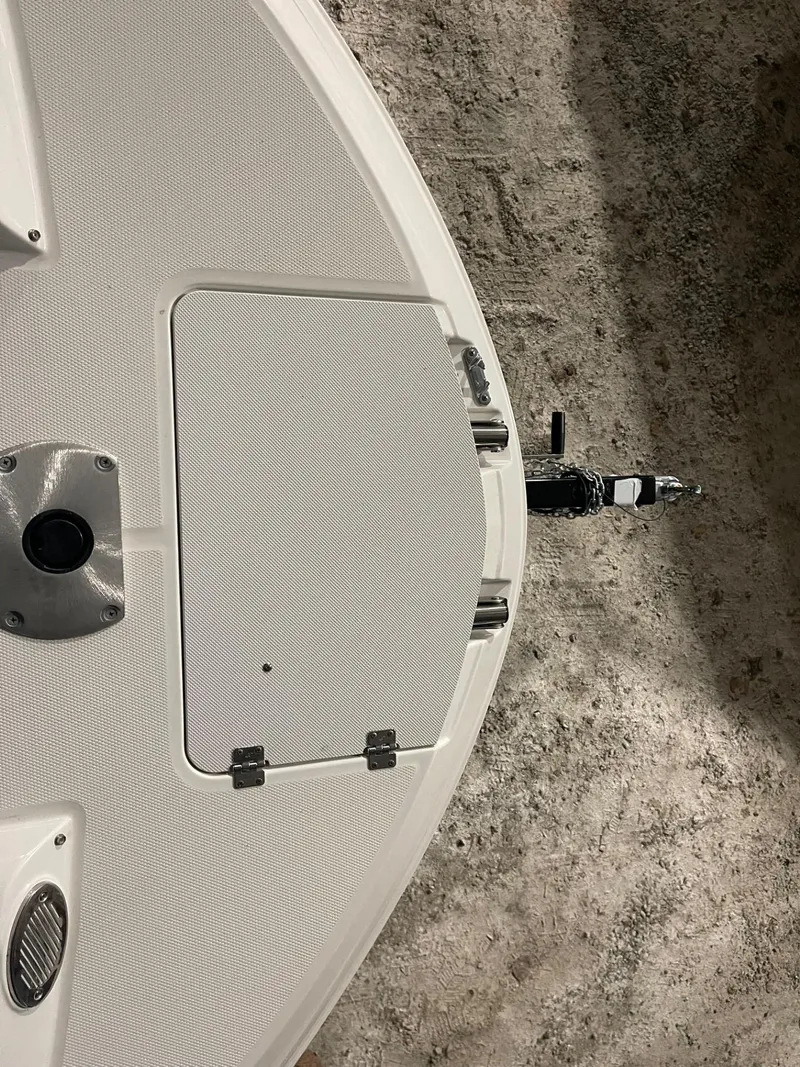 Slide: The Image of 2022 Hurricane SunDeck Sport 205 IO boat bow with hatch and cleats. - 15