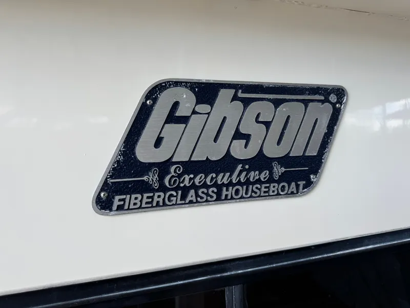 Slide: The Image of Gibson 47 Executive 1998 - 19