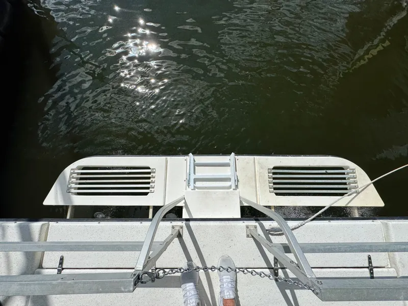 Slide: The Image of Gibson 47 Executive 1998 - 21