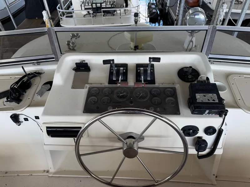 Slide: The Image of Gibson 47 Executive 1998 - 25