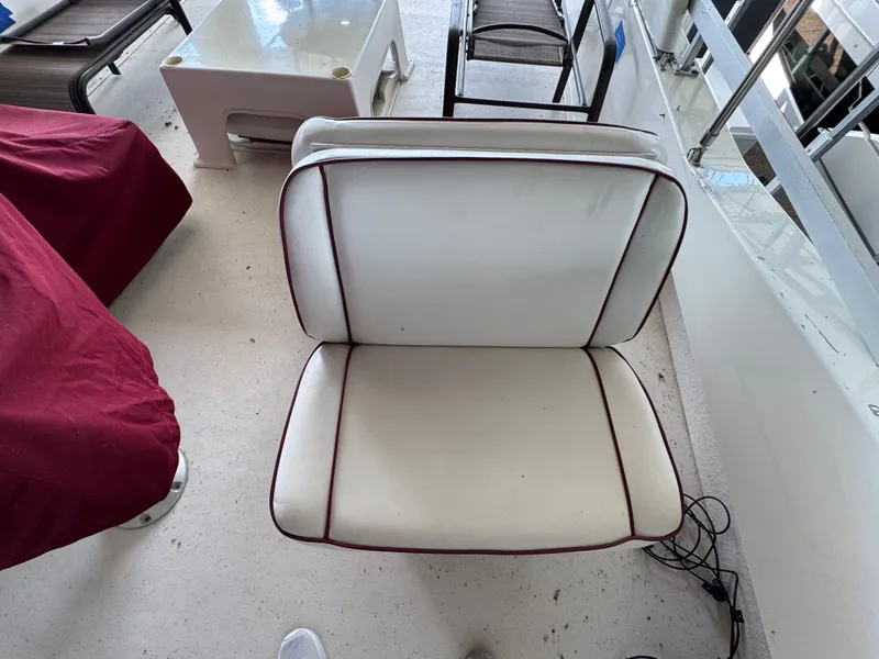 Slide: The Image of Gibson 47 Executive 1998 - 28