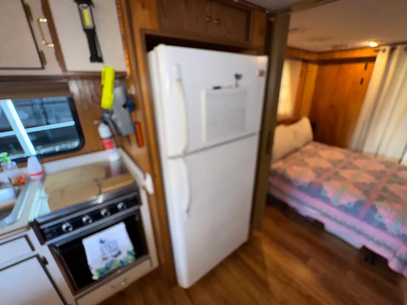 Slide: The Image of Gibson 47 Executive 1998 - 40