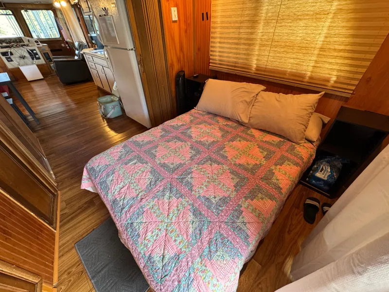 Slide: The Image of Gibson 47 Executive 1998 - 45