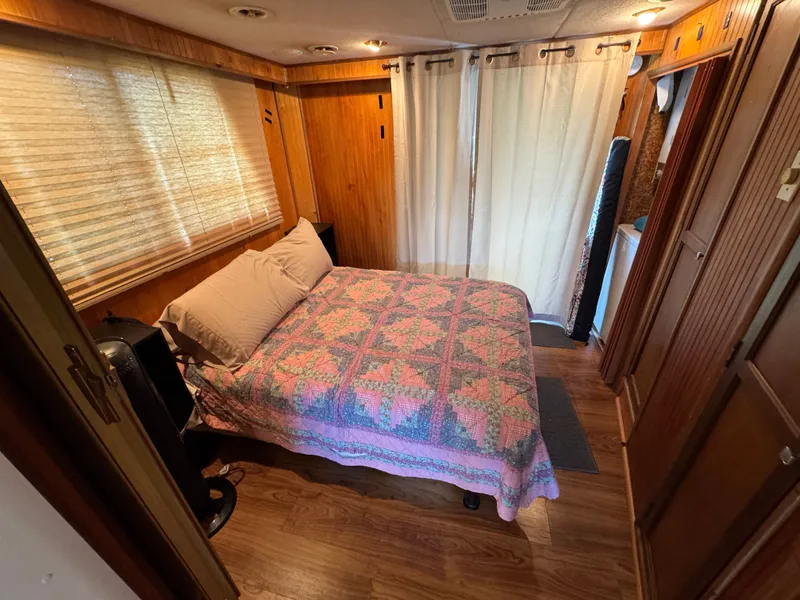 Slide: The Image of Gibson 47 Executive 1998 - 47