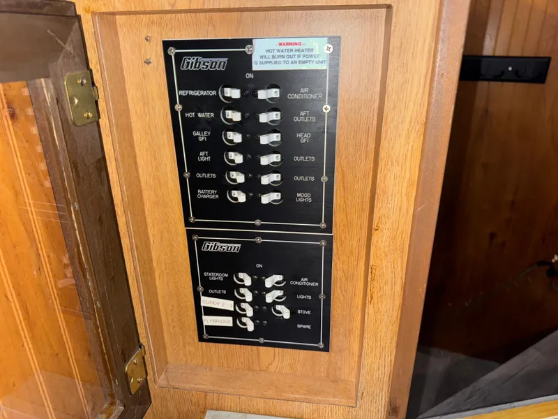 Slide: The Image of Gibson 47 Executive 1998 - 62