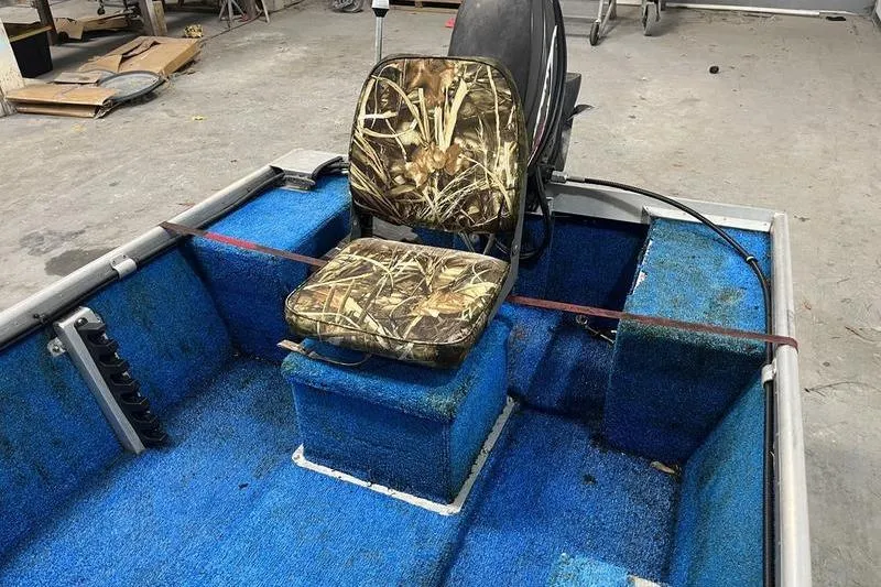 Slide: The Image of 2006 SCANDY WHITE 1310 boat interior with camouflage seat and blue carpet. - 5