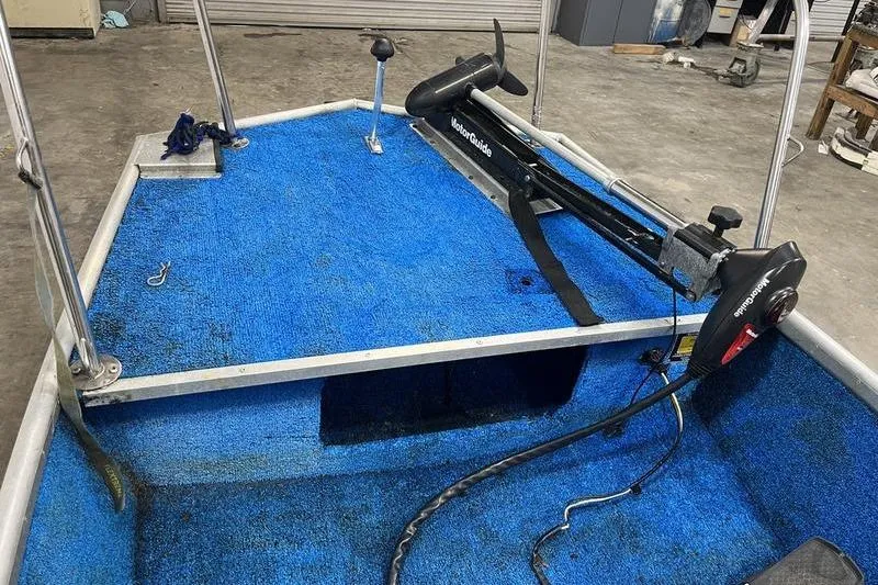 Slide: The Image of 2006 SCANDY WHITE 1310 boat interior with blue carpet and MotorGuide trolling motor. - 8