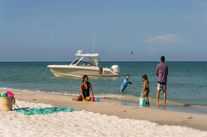 Slide: The Image of Boston Whaler 280 Vantage 2026 - 17