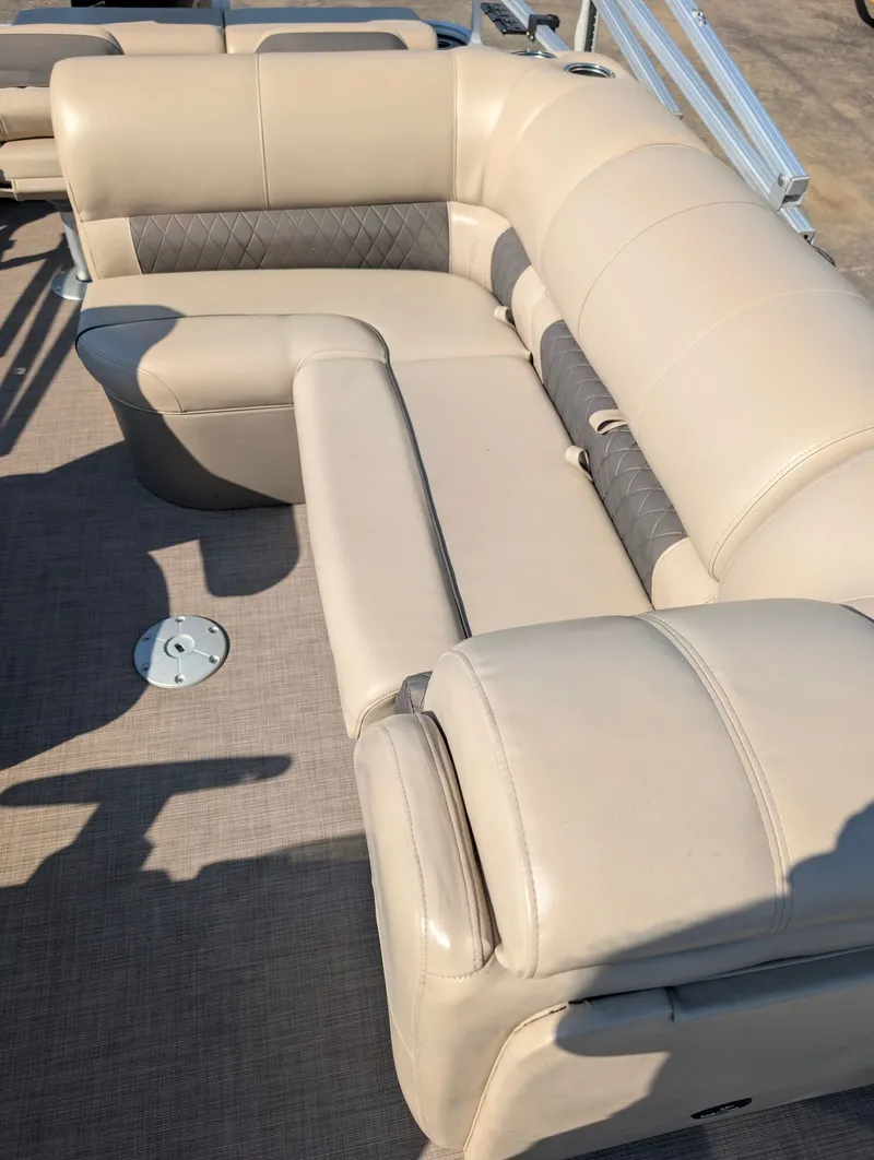 Slide: The Image of Tracker Sport 22DLX Fish 2020 - 10