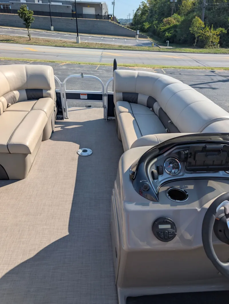 Slide: The Image of Tracker Sport 22DLX Fish 2020 - 4