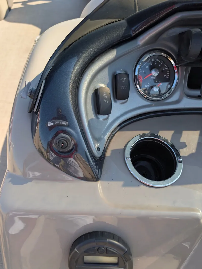 Slide: The Image of Tracker Sport 22DLX Fish 2020 - 6