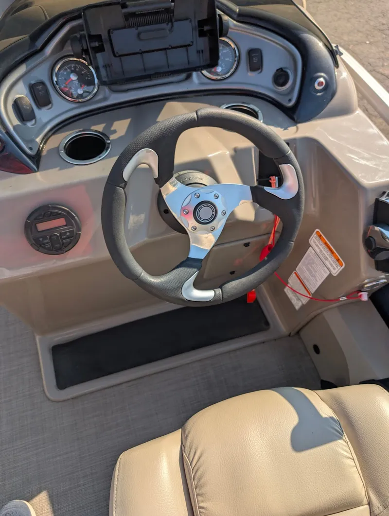 Slide: The Image of Tracker Sport 22DLX Fish 2020 - 7