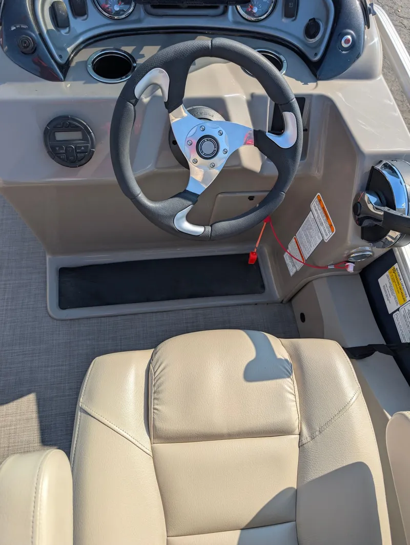 Slide: The Image of Tracker Sport 22DLX Fish 2020 - 8