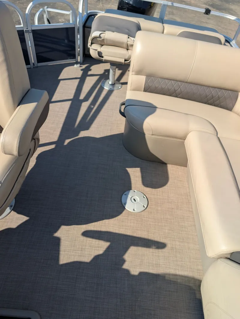 Slide: The Image of Tracker Sport 22DLX Fish 2020 - 9