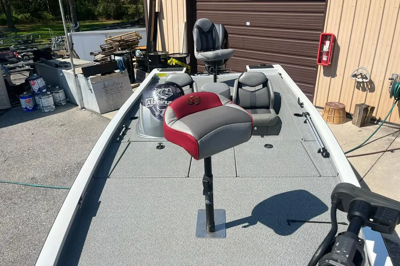 Slide: The Image of 2020 G3 BOATS Sportsman 1810 with Yamaha Vmax 115 SHO, featuring spacious deck and seating. - 7