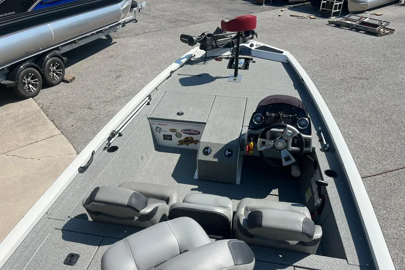 Slide: The Image of 2020 G3 BOATS Sportsman 1810 with Yamaha Vmax 115 SHO, interior view, parked on pavement. - 9