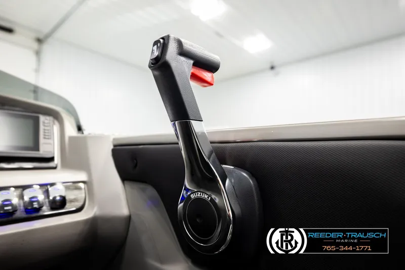 Slide: The Image of Throttle control lever in a 2026 Avalon LSZ EL boat, featuring Suzuki branding. - 35