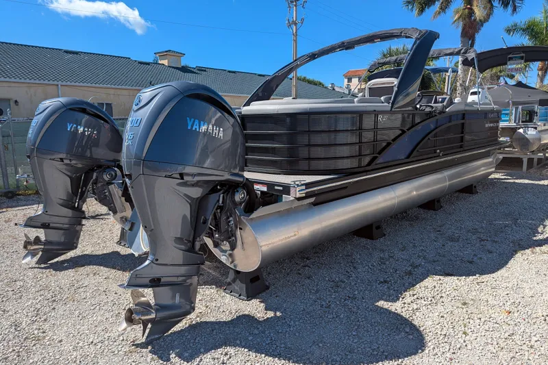 The Image of 2023 Bennington R 27 RSRAX2 pontoon boat with dual Yamaha outboard motors. - 0