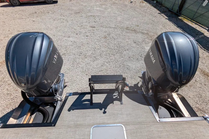 Slide: The Image of 2023 Bennington R 27 RSRAX2 with dual Yamaha outboard motors. - 24
