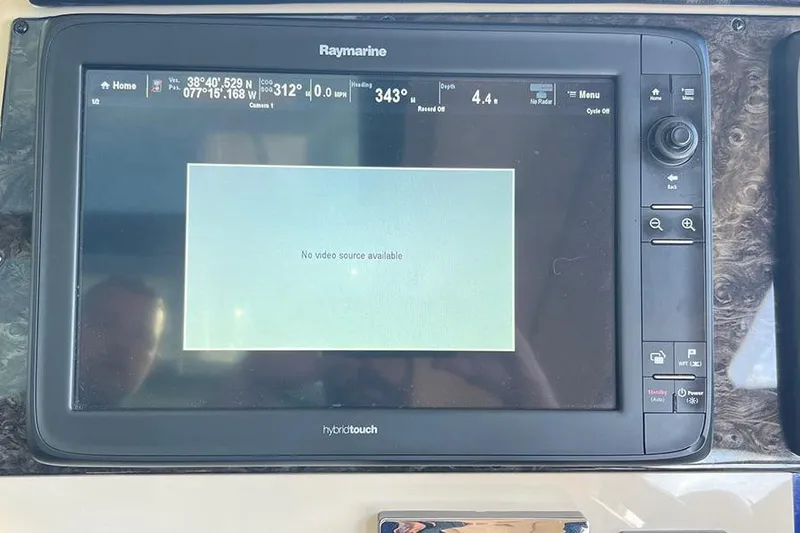 Slide: The Image of Raymarine display on 2015 Sea Ray 470 Sundancer showing "No video source available" message. - 18
