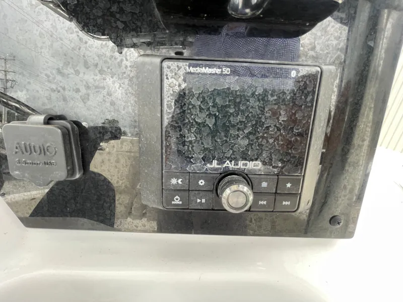 Slide: The Image of Sea Hunt Triton 225 2020 - 10