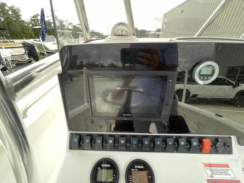 Slide: The Image of Sea Hunt Triton 225 2020 - 11