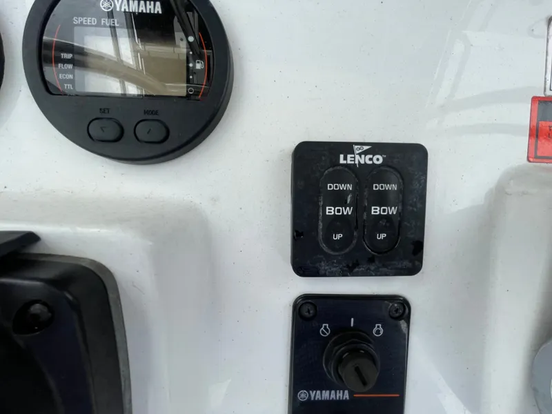 Slide: The Image of Sea Hunt Triton 225 2020 - 14