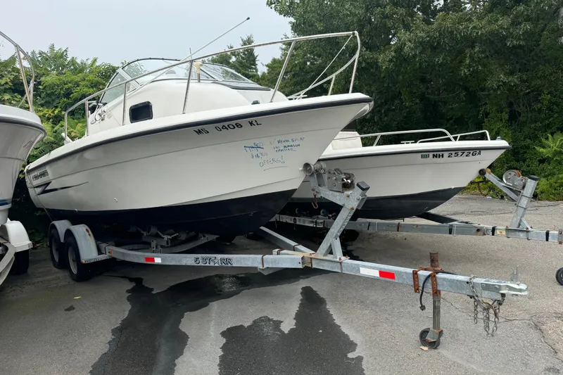 The Image of 2000 Hydra-Sports 212 Seahorse WA boat on trailer, parked outdoors. - 1