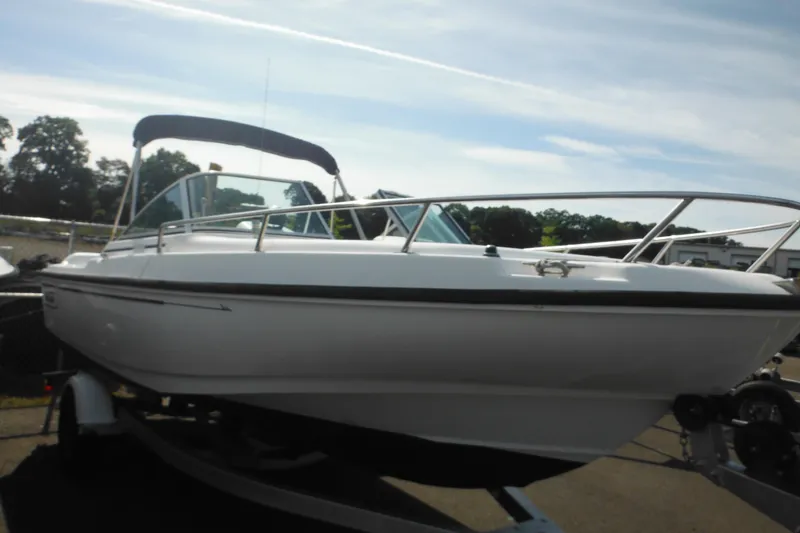 Slide: The Image of 1998 Boston Whaler 20 Ventura Bowrider on trailer, parked outdoors. - 11