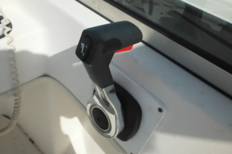 Slide: The Image of Throttle control of a 1998 Boston Whaler 20 Ventura Bowrider boat. - 14