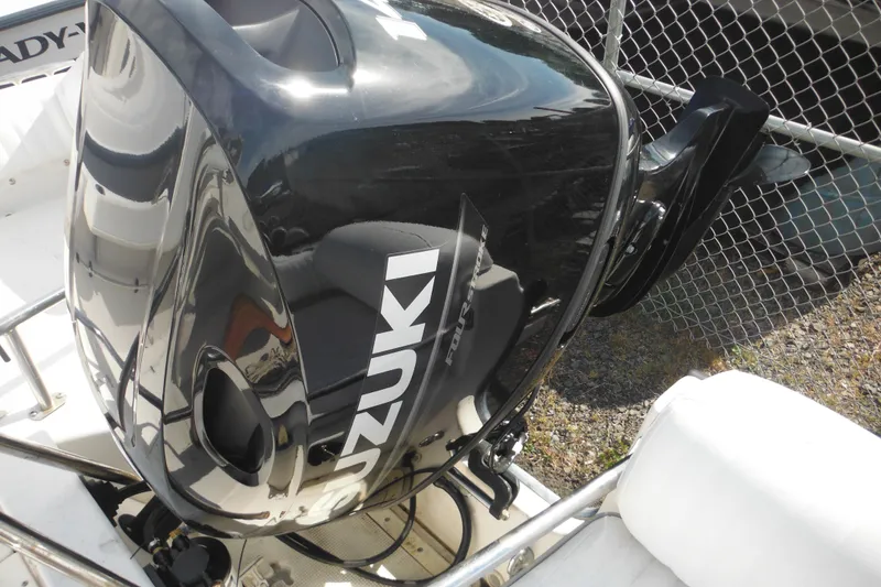 Slide: The Image of Outboard motor on 1998 Boston Whaler 20 Ventura Bowrider, featuring Suzuki branding. - 18