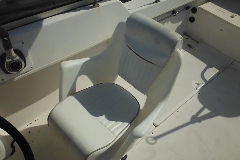 Slide: The Image of 1998 Boston Whaler 20 Ventura Bowrider interior with white captain's chair and control panel. - 22