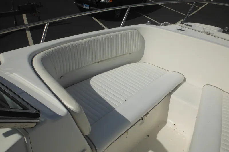 Slide: The Image of 1998 Boston Whaler 20 Ventura Bowrider, white seating area, outdoor view. - 25