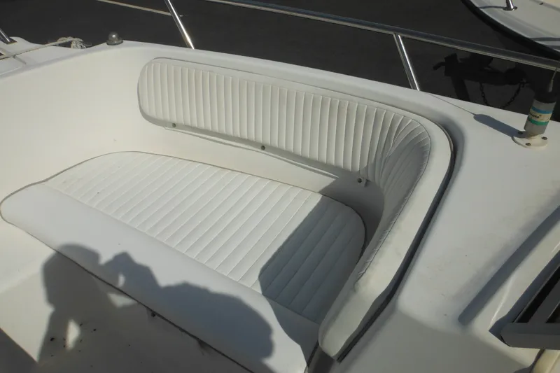 Slide: The Image of 1998 Boston Whaler 20 Ventura Bowrider, white cushioned seating area. - 26