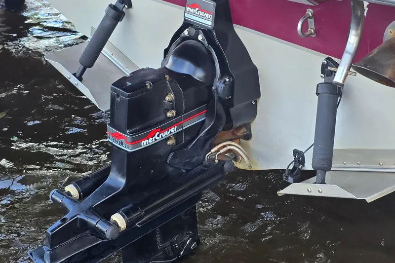 Slide: The Image of 1995 Maxum 2300 SC boat with MerCruiser Alpha One outdrive in water. - 25