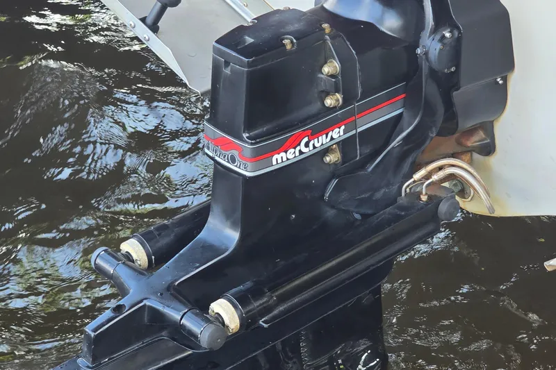 Slide: The Image of MerCruiser Alpha One outdrive on 1995 Maxum 2300 SC boat in water. - 6