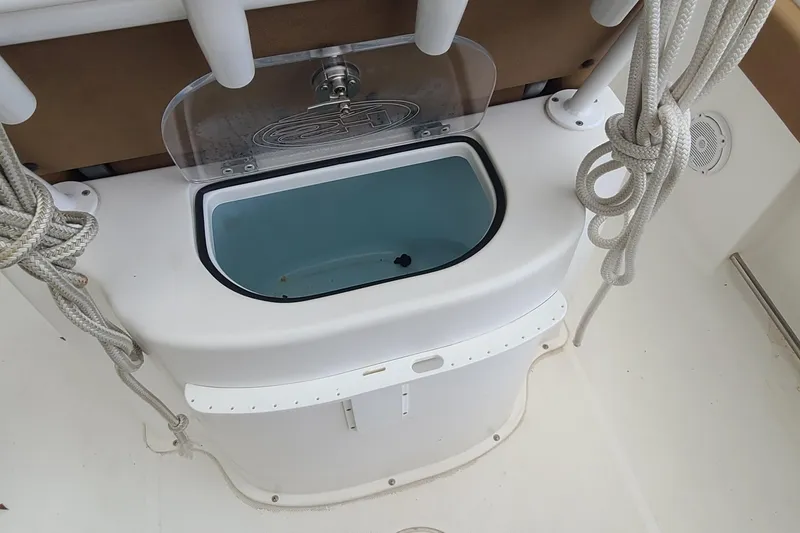 Slide: The Image of 2018 Sea Hunt Gamefish 25 boat livewell with ropes and rod holders. - 24