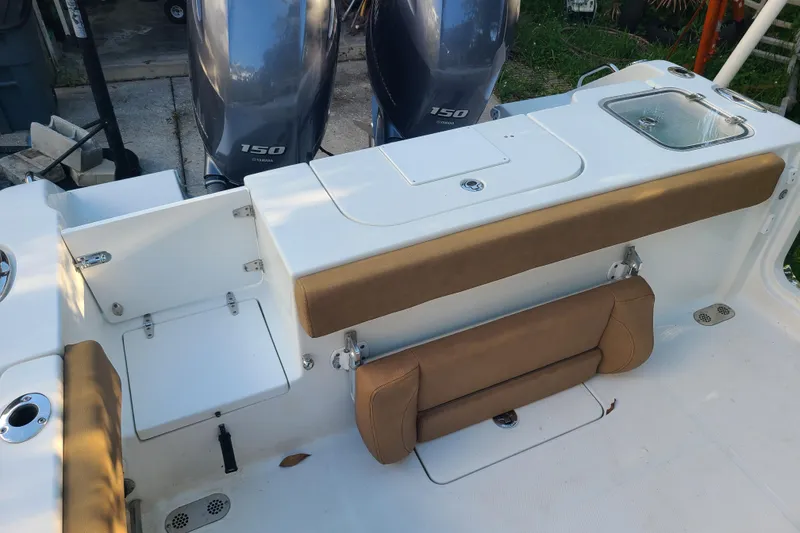 Slide: The Image of 2018 Sea Hunt Gamefish 25 boat interior with dual Yamaha 150 engines. - 28