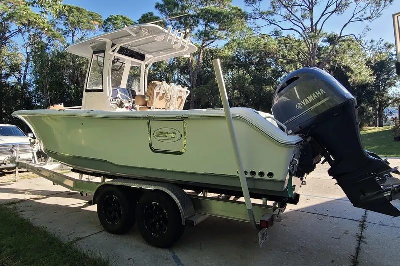 Slide: The Image of 2018 Sea Hunt Gamefish 25 boat on trailer with Yamaha outboard motor. - 33