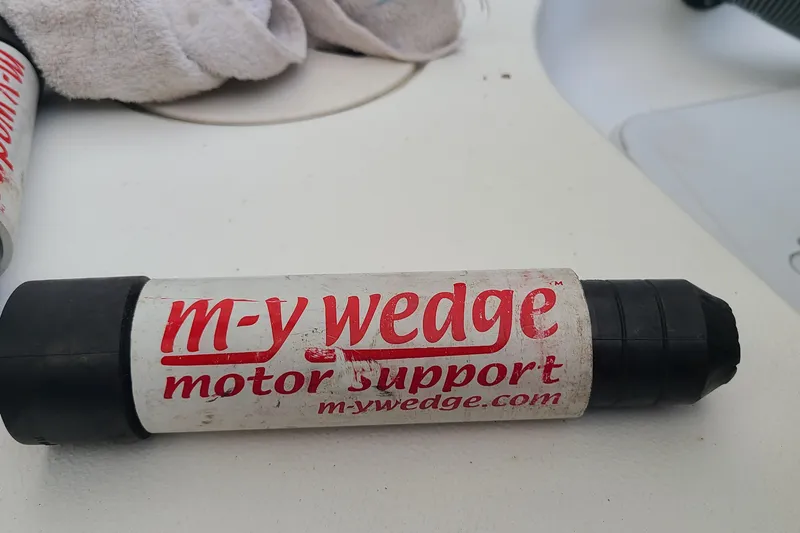 Slide: The Image of M-Y Wedge motor support on 2018 Sea Hunt Gamefish 25 boat deck. - 42