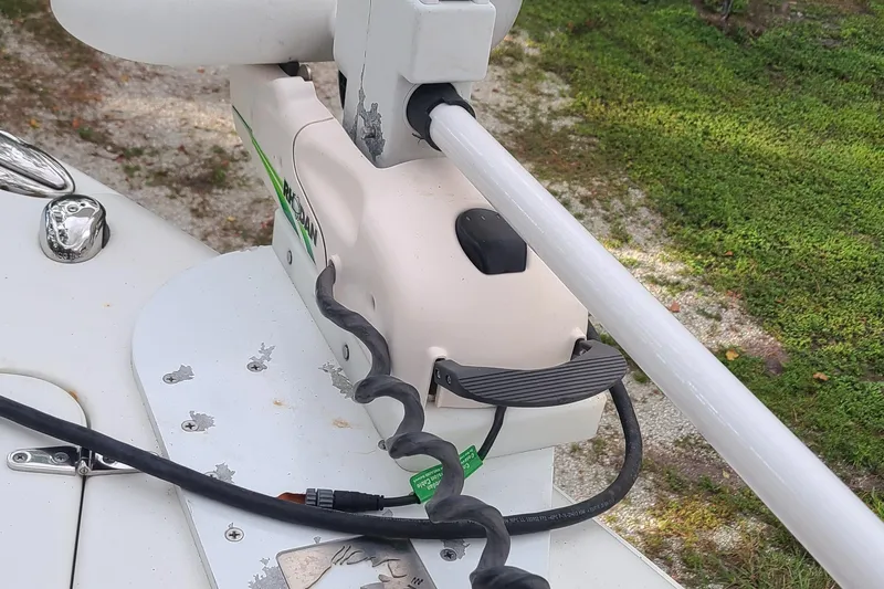 Slide: The Image of 2018 Sea Hunt Gamefish 25 boat with trolling motor and cables on deck. - 7