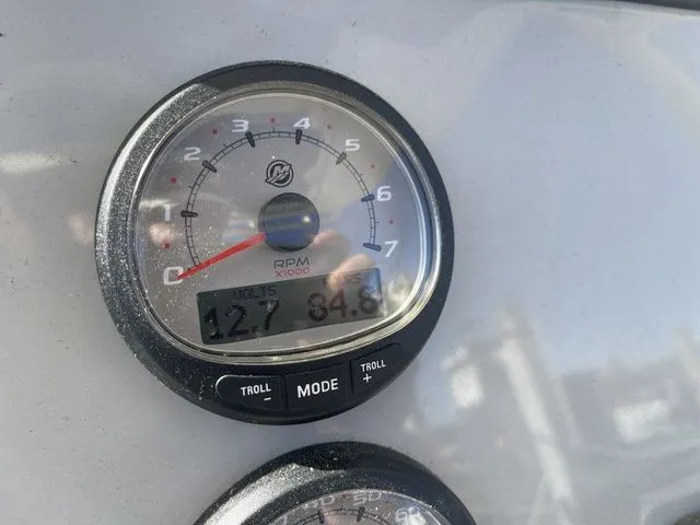 Slide: The Image of Boston Whaler 230 Outrage 2024 - 18