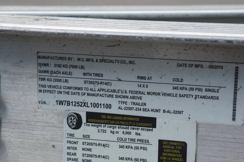 Slide: The Image of Seahunt 234 Ultra 2020 trailer label with specifications and safety standards. - 4